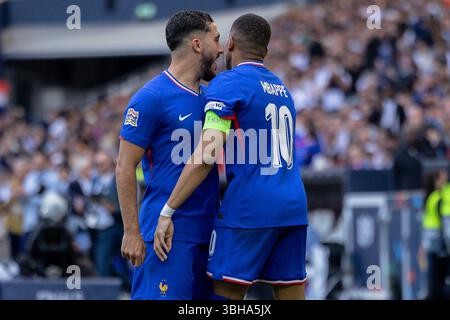 Stoccarda, Germania. 8 giugno 2025. Stoccarda, Germania, 8 giugno 2025: Rayan Cherki (25 fra) celebra il gol segnato da Kylian Mbappé (10 fra) durante la UEFA Nations League 3° posto tra Germania e Francia alla Stuttgart Arena di Stoccarda, Germania. Philipp Kresnik (Philipp Kresnik/SPP) credito: SPP Sport Press Photo. /Alamy Live News Foto Stock