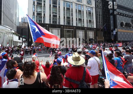 NEW YORK, USA - 08 GIUGNO: I partecipanti prendono parte alla National Puerto Rican Parade che si tiene lungo la 5th Avenue il 16 maggio 2024 a New York, USA. Foto di Shaun Roy/Alamy Live News Foto Stock