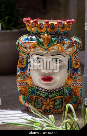 Arte popolare siciliana, vasi di fiori tradizionali a forma di teste di uomo e donna, colorate ceramiche dipinte a mano, splendido souvenir per i turisti Foto Stock