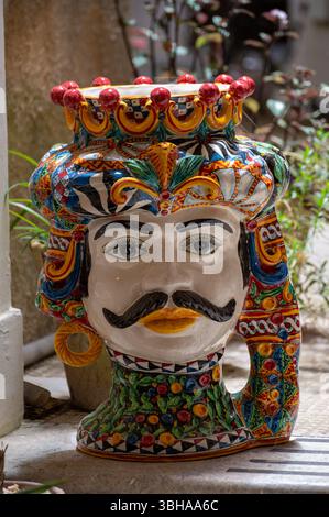 Arte popolare siciliana, vasi di fiori tradizionali a forma di teste di uomo e donna, colorate ceramiche dipinte a mano, splendido souvenir per i turisti Foto Stock
