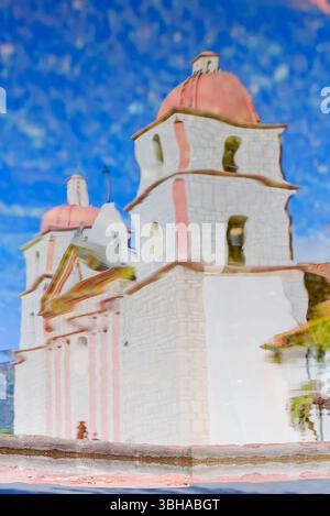 Santa Barbara Mission riflessa in acqua, Santa Barbara, California, USA Foto Stock