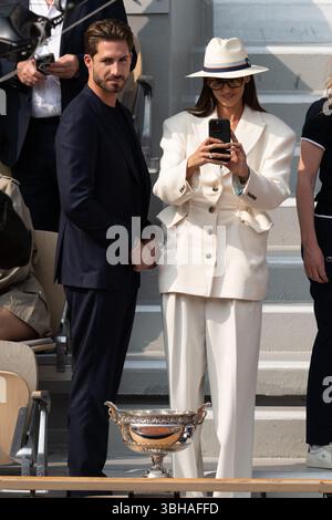 Parigi, Francia. 8 giugno 2025. Kevin Trapp e Izabel Goulart partecipano al torneo Roland Garros 2025 l'8 giugno 2025 a Parigi. Foto di Laurent Zabulon/ABACAPRESS.COM Foto Stock