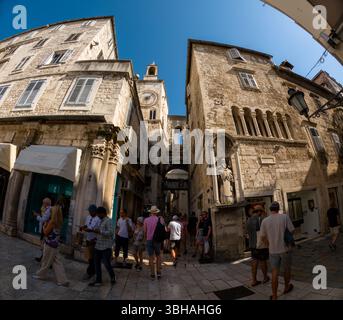 Spalato, Croazia - 8 settembre 2023: I turisti esplorano lo storico Palazzo di Diocleziano, patrimonio dell'umanità dell'UNESCO, ammirando l'antica architettura Foto Stock