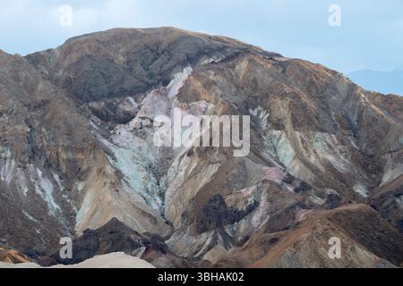Artists Palette è una serie di colline dai colori pastello, colorate dall'ossidazione e dagli agenti atmosferici presentate nel Parco Nazionale della Valle della morte Foto Stock