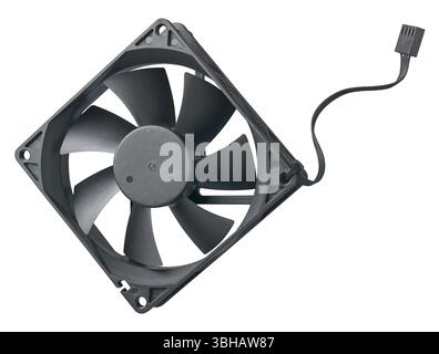 ventola di raffreddamento nera per computer e cavo con connettore a 4 pin sfondo bianco isolato, apparecchiature elettroniche di raffreddamento Foto Stock