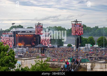 Musikfestival Rock im Park, Nürnberg, 06.06.2025 Blick auf die Utopia Stage bei Rock im Park 2025 mit dicht gedrängtem Publikum vor der Bühne. Die LED-Wände zeigen Nahaufnahmen der feiernden Zuschauer. Im Vordergrund betreten weitere Festivalbesucher über eine Treppe das Gelände. Die Aufnahme vermittelt die Dimension und Atmosphäre des Musikfestival während eines der Hauptacts. Nürnberg Bayern Deutschland *** Rock im Park Music Festival, Norimberga, 06 06 2025 Vista dell'Utopia Stage al Rock im Park 2025 con un pubblico densamente affollato davanti al palco le pareti a LED mostrano primi piani del Foto Stock