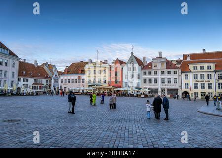 Tallinn, Estonia - 11 maggio 2025: Piazza del Municipio (Raekoja Plats) nella città Vecchia, punto di riferimento della città. Foto Stock