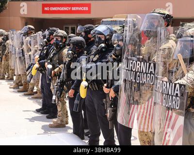 Los Angeles, Stati Uniti. 8 giugno 2025. I soldati della Guardia Nazionale della California e gli agenti di polizia sono di guardia al Los Angeles Federal Detention Center, a Los Angeles, California, Stati Uniti, 8 giugno, 2025. più di 1.000 manifestanti si sono scontrati e si sono scontrati con le truppe della Guardia Nazionale nel centro di Los Angeles domenica durante le ultime manifestazioni contro le incursioni dell'immigrazione che hanno colpito la California durante il fine settimana. Crediti: Qiu Chen/Xinhua/Alamy Live News Foto Stock