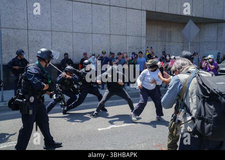 Los Angeles, California, Stati Uniti. 8 giugno 2025. Gli agenti della polizia di Los Angeles hanno colpito i manifestanti con Batons Credit: Daniel Powell/ZUMA Press Wire/ZUMA Wire/Alamy Live News Foto Stock