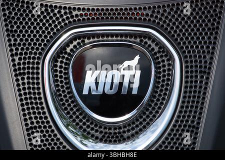 Novi Sad, Serbia - 21 maggio 2025: Logo Kioti alla 92a fiera agricola. Daedong Corporation, conosciuta anche con il marchio Kioti, è un'azienda agricola sudcoreana Foto Stock