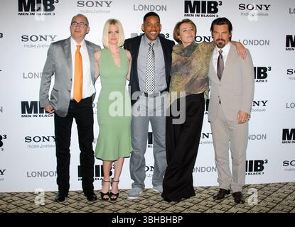 Barry Sonnenfeld, Alice Eve, Will Smith, Emma Thompson e Josh Brolin alla chiamata fotografica "Men in Black III" presso il Dorchester Hotel di Londra - 16 maggio 2012 Foto Stock