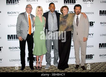 Barry Sonnenfeld, Alice Eve, Will Smith, Emma Thompson e Josh Brolin alla chiamata fotografica "Men in Black III" presso il Dorchester Hotel di Londra - 16 maggio 2012 Foto Stock