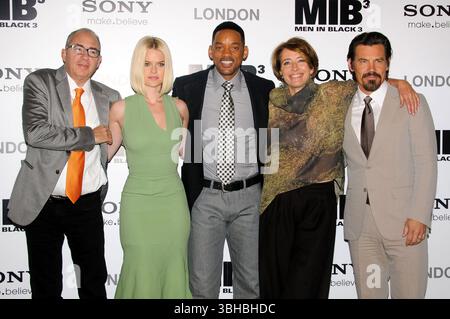 Barry Sonnenfeld, Alice Eve, Will Smith, Emma Thompson e Josh Brolin alla chiamata fotografica "Men in Black III" presso il Dorchester Hotel di Londra - 16 maggio 2012 Foto Stock