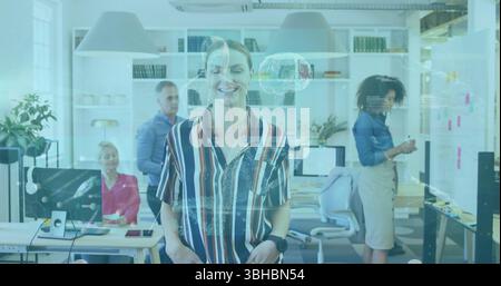 Immagine del cervello digitale, del corpo, dell'elica del dna, dei neuroni sulla sorridente donna caucasica in piedi in ufficio. Composito digitale, esposizione multipla, anatomia, busin Foto Stock