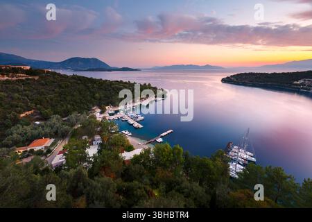 Vista mattutina dell'arbur Spilia sull'isola di Meganisi. Foto Stock