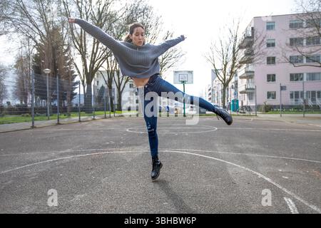 Danzatrice di strada all'aperto Foto Stock