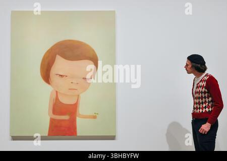 Londra, Regno Unito. 9 giugno 2025. Personale della galleria con "Miss Margaret", 2016. "Yoshitomo Nara" è la prima mostra personale del Regno Unito presso una galleria d'arte pubblica del principale artista giapponese. La mostra, che copre quattro decenni di lavoro, comprende dipinti e disegni recenti, nonché sculture e iconici ritratti dagli occhi larghi portati in vita attraverso colori ricchi e stratificati. Date: 10 giugno - 31 agosto 2025. Crediti: Imageplotter/Alamy Live News Foto Stock