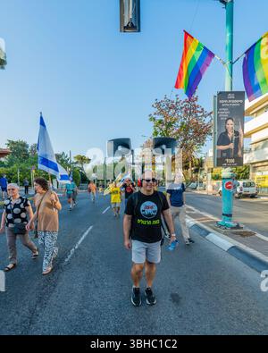 Haifa, Israele - 7 giugno 2025: Le persone prendono parte a una marcia di protesta (portavoce), Haifa, Israele Foto Stock