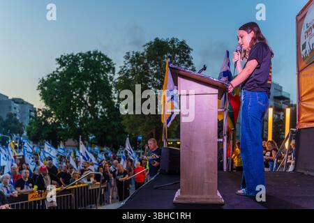 Haifa, Israele - 7 giugno 2025: ELA Lavie parla alla folla, parte di una manifestazione di protesta che chiede la fine della guerra, il completamento dell'accordo con gli ostaggi e nuovo Foto Stock