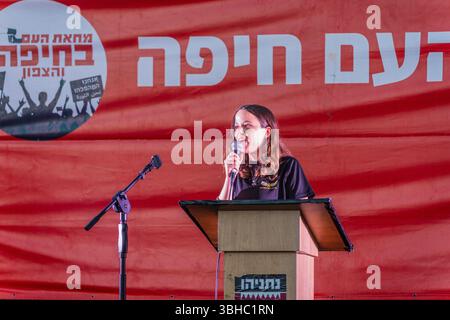 Haifa, Israele - 7 giugno 2025: ELA Lavie parla alla folla, parte di una manifestazione di protesta che chiede la fine della guerra, il completamento dell'accordo con gli ostaggi e nuovo Foto Stock