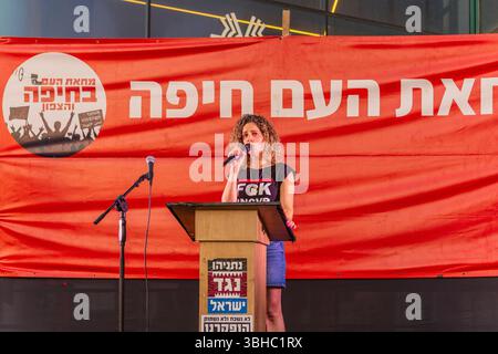 Haifa, Israele - 7 giugno 2025: Il leader della protesta Rotem Perelman - Farhi parla alla folla, raduno di protesta che chiede la fine della guerra, il completamento degli hos Foto Stock