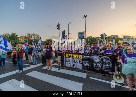 Haifa, Israele - 7 giugno 2025: Folla di persone in un momento di silenzio per commemorare i soldati caduti, parte di una protesta ad Haifa, Israele Foto Stock