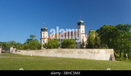 Mnisek pod Brdy, Repubblica Ceca - 6 maggio 2025: Edifici del Castello di Stato Mnisek pod Brdy, meraviglioso castello storico vicino a Praga con un tetto rosso Foto Stock