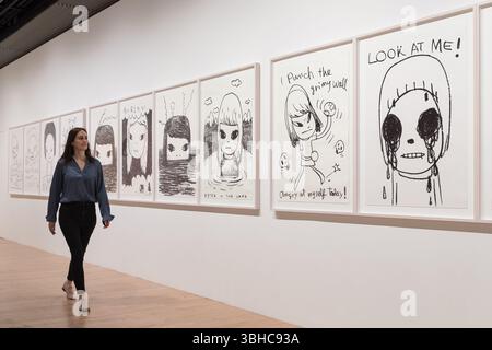 LONDRA, REGNO UNITO - 09 GIUGNO 2025: Un membro dello staff passa accanto alle opere d'arte create nel 2024 da Yoshitomo Nara durante una chiamata alla Hayward Gallery in vista della grande mostra retrospettiva (10 giugno - 31 agosto) del principale artista giapponese a Londra, Regno Unito, il 9 giugno 2025. (Foto di Wiktor Szymanowicz/NurPhoto) Foto Stock