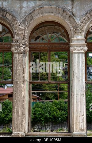 GAGRA, ABKHAZIA - 19 MAGGIO 2025: Frammento dell'edificio della vecchia stazione ferroviaria di Gagripsh, Gagra. Repubblica di Abkhazia Foto Stock