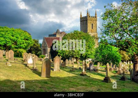 St. Leonard's Church e il suo cimitero a Hythe, Kent, Regno Unito Foto Stock