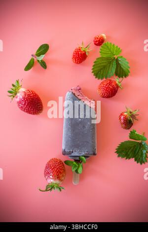 Dessert surgelato con frutti di bosco e ingredienti naturali. Foto Stock