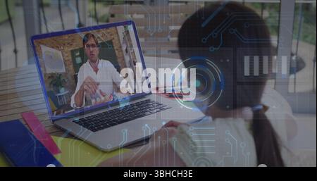 Immagine dei collegamenti rotondi dello scanner e del microprocessore rispetto alla ragazza che riceve una chiamata immagine sul laptop. Concetto di tecnologia per la scuola e l'istruzione Foto Stock