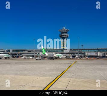 Parigi, Francia, Aeroporto di Orly, pista, torre di controllo, in una giornata soleggiata con cielo azzurro sopra. Parigi soleggiata Foto Stock