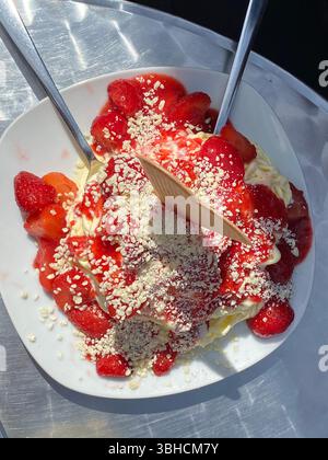 gelato agli spaghetti di fragole Foto Stock