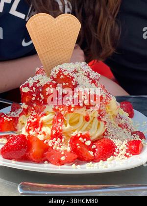 gelato agli spaghetti di fragole Foto Stock