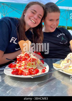 Ragazzo e ragazza con gelato a Dussledorf Foto Stock