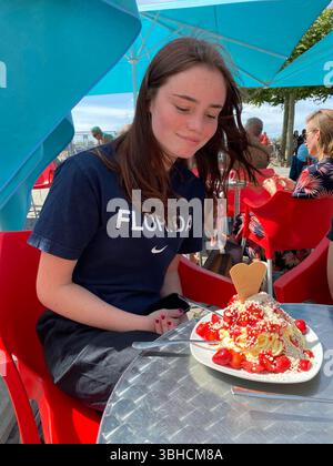Ragazza con gelato a Dussledorf Foto Stock