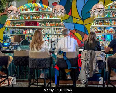 Spalato, Croazia, gruppi di turisti, condivisione di bevande all'interno del Contemporary Bar, "Picasso", gente del bar europeo, seduto da dietro Foto Stock