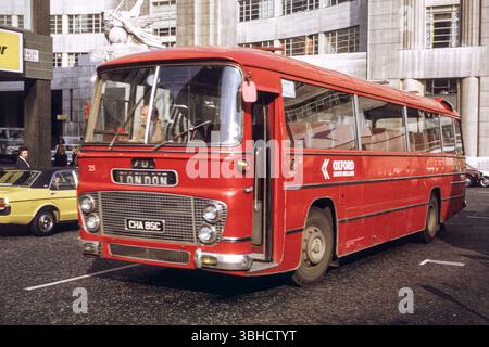 Londra, Regno Unito - 1973: Immagine d'epoca di un autobus Leyland Leopard PSU3/4R del 1973 a Semley Place. Di proprietà di Birmingham e Midland Motor Omnibus Company Ltd., numero di registrazione CHA 85C, costruito nel 1965. Foto Stock