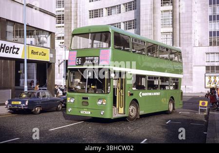 Londra, Regno Unito - 1973: Immagine d'epoca di un autobus Leyland Atlantean PDR1A/1 del 1973 a Semley Place.. Di proprietà di Maidstone & District., numero di registrazione FKM 717L, costruito nel 1973. Foto Stock