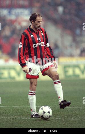 Milano Italia 22/12/1996:Franco Baresi,giocatore milanese, durante la partita Milan Parma del campionato di calcio seria A 1996 1997 Foto Stock