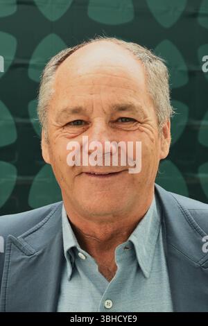Gerhard Berger, geboren AM 27. Agosto 1959 a Wörgl, Tirolo, ist ein Österreichischer Unternehmer und ehemaliger Rennfahrer. Von 1984 bis 1997 startete er in der Formel 1 zu 210 Rennen. Er gewann zehn Rennen für Benetton, Ferrari e McLaren. Seine beste Gesamtplatzierung War der dritte Rang, den er 1988 und 1994 erreichte. Berger errang mit seinem ersten und letzten Sieg gleichsam den ersten und letzten des teams Benetton. Von 2017 bis zu ihrer Auflösung 2022 War er Erster Vorsitzender der ITR, der ehemaligen Dachorganization der DTM *** Gerhard Berger, nato il 27 agosto 1959 a Wörgl, Tirolo, Foto Stock