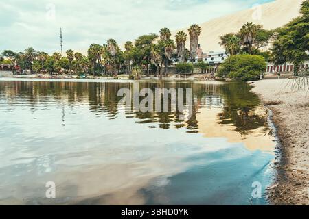 Vista della laguna dell'oasi di Huacachina e delle dune di sabbia di Ica, Perù Foto Stock