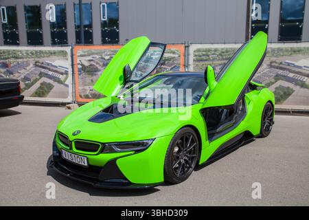 Vilnius, Lituania - 31-05-2025 - futuristica BMW i8 in Neon Green con porte a farfalla firmate in città Foto Stock