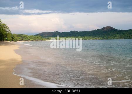 Palya Conchal a earl Morning. Spiaggia costiera del Pacifico occidentale a Guanacaste, Costa Rica Foto Stock