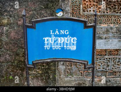 Vietnam, Hue. Tomba di Tự Đức (Lăng Tự Đức), ufficialmente Mausoleo di Khiêm (Khiêm Lăng). Il cartello d'ingresso. Foto Stock