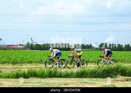 Anversa, Belgio. 9 giugno 2025. Il gruppo di piloti fotografati in azione durante la gara ciclistica di un giorno d'élite maschile di Anversa Port Epic, 182 km a Anversa e dintorni, seconda gara (2/8) nella lotto Belgium Cup, domenica 08 giugno 2025. BELGA FOTO DAVID PINTENS credito: Belga News Agency/Alamy Live News Foto Stock