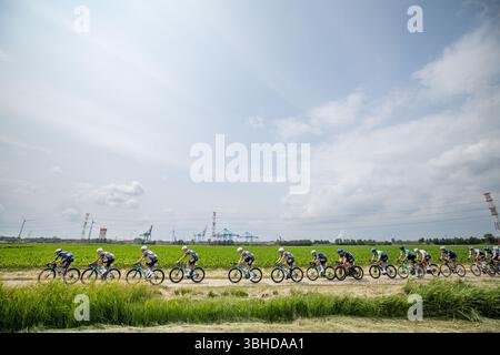Anversa, Belgio. 9 giugno 2025. Il gruppo di piloti fotografati in azione durante la gara ciclistica di un giorno d'élite maschile di Anversa Port Epic, 182 km a Anversa e dintorni, seconda gara (2/8) nella lotto Belgium Cup, domenica 08 giugno 2025. BELGA FOTO DAVID PINTENS credito: Belga News Agency/Alamy Live News Foto Stock