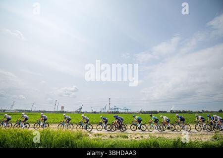 Anversa, Belgio. 9 giugno 2025. Il gruppo di piloti fotografati in azione durante la gara ciclistica di un giorno d'élite maschile di Anversa Port Epic, 182 km a Anversa e dintorni, seconda gara (2/8) nella lotto Belgium Cup, domenica 08 giugno 2025. BELGA FOTO DAVID PINTENS credito: Belga News Agency/Alamy Live News Foto Stock