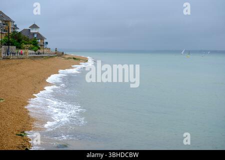7 giugno 2025 - Cowes, Regno Unito - la spiaggia di Cowes, Isola di Wight in un giorno nebbioso di pioggia Foto Stock